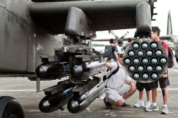 Hellfire missiles on the inner pylon and Hydra rockets on the outer pylon. Hellfire missiles on the inner pylon and Hydra rockets on the outer pylon. - Sputnik International