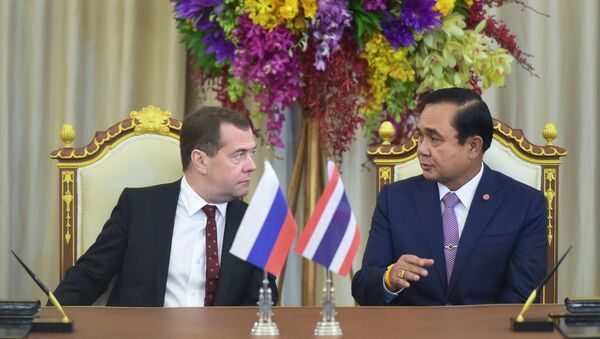 Prime Minister Dmitry Medvedev, left, and Prime Minister of Thailand Prayut Chan-o-cha at a document signing ceremony following Russia-Thailand talks in Bangkok - Sputnik International