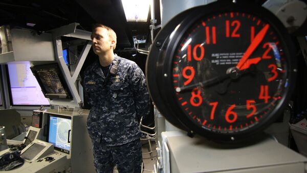 A United States Navy sailor stands guard on board a US Navy destroyer. - Sputnik International