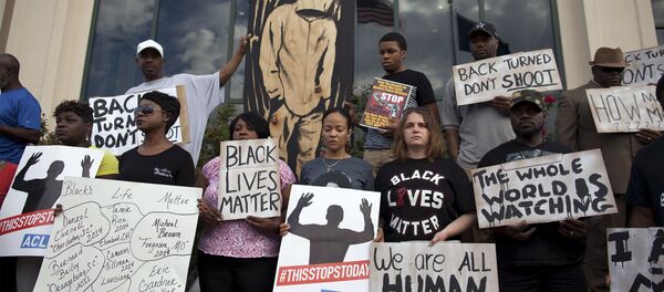 Protesters carry signs at a rally in North Charleston, South Carolina April 8, 2015 - Sputnik International