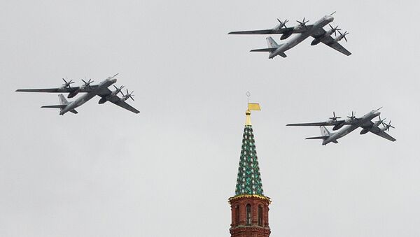 Russian Air Force strategic bombers, Tu-95, fly in formation over Red Square. - Sputnik International