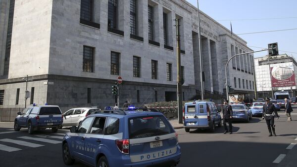 Police cars surround the tribunal of Milan - Sputnik International