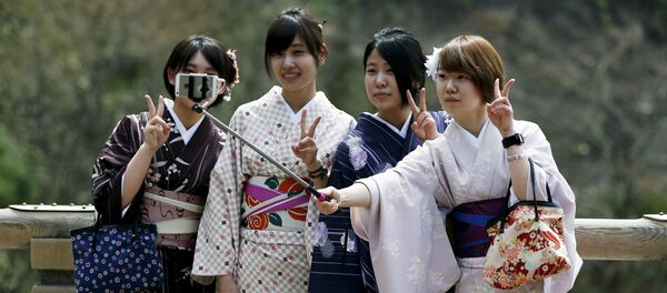 Kimono-clad women take selfies by using a selfie stick at Kiyomizu-dera Buddhist temple in Kyoto, western Japan - Sputnik International