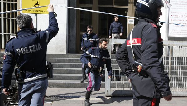 Policemen run out of the tribunal building in Milan, Italy - Sputnik International