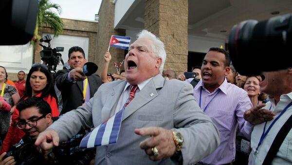 A man shouts slogans against pro-government supporters from Cuba and Venezuela outside the Vasco Nunes De Balboa Convention Center in Panama City - Sputnik International