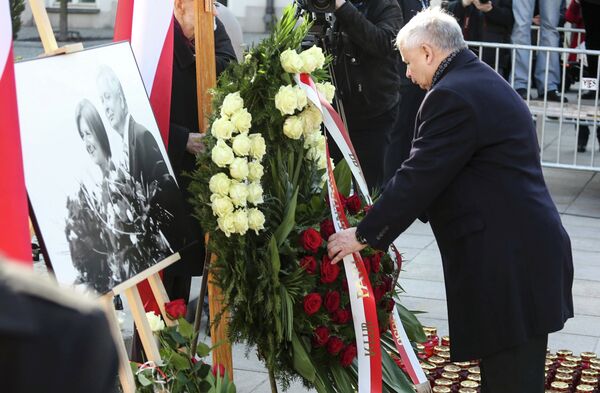 Jaroslaw Kaczynski, the twin brother of the late President Lech Kaczynski, attends a ceremony outside the Presidential Palace in Warsaw April 10, 2015 commemorating the crash of the Polish government plane in Smolensk, Russia which killed 96 people. Jaroslaw Kaczynski, the twin brother of the late President Lech Kaczynski, attends a ceremony outside the Presidential Palace in Warsaw April 10, 2015 commemorating the crash of the Polish government plane in Smolensk, Russia which killed 96 people. - Sputnik International