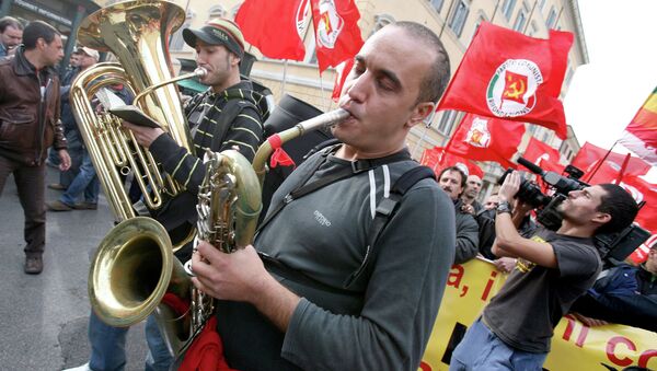 People play music as others hold Italian Communist Refoundation party flags during a demonstration in downtown Rome, Italy. (File) - Sputnik International