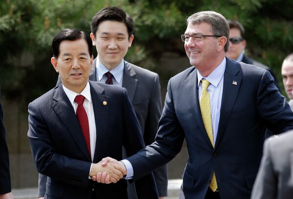 U.S. Defense Secretary Ash Carter shakes hands with his South Korean counterpart Han Min Koo upon his arrival at the Defense Ministry in Seoul, South Korea. - Sputnik International