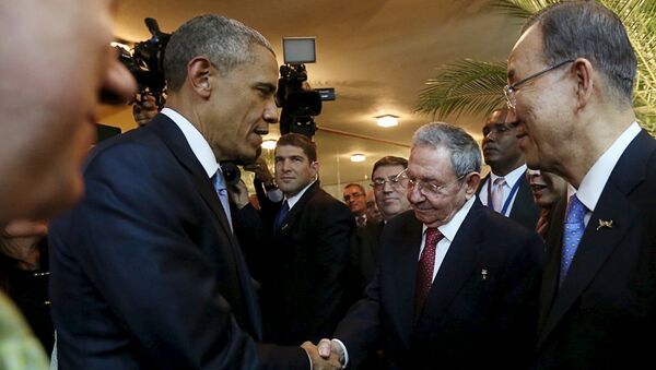 U.S. President Barack Obama (L) and his Cuban counterpart Raul Castro shake hands as U.N. Secretary General Ban Ki-moon (R) looks on, before the inauguration of the VII Summit of the Americas in Panama City April 10, 2015 - Sputnik International