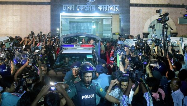 Police officers escort ambulances, one of them carrying the body of Mohammad Kamaruzzaman, a top Islamist leader convicted of war crimes, after he was executed in Dhaka on April 11, 2015 - Sputnik International