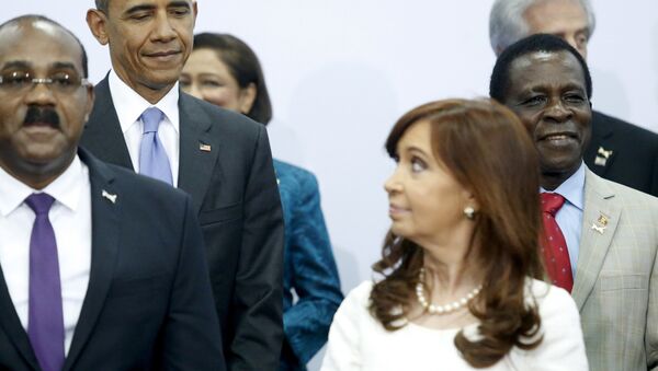 U.S. President Barack Obama (2nd L) shares a look with Argentina's President Cristina Fernandez de Kirchner (front R) during a group photo at the first plenary session of the Summit of the Americas in Panama City, Panama - Sputnik International