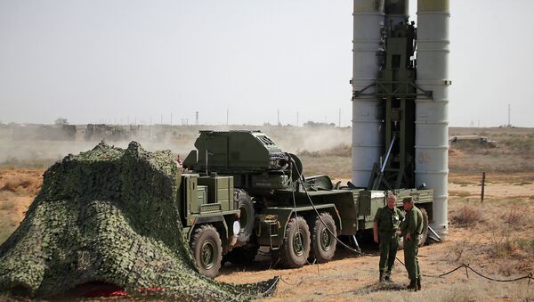 Preparing to fire an S-400 Triumf anti-aircraft missile at the Ashuluk proving grounds during an Aerospace Defence Forces tactical drill - Sputnik International
