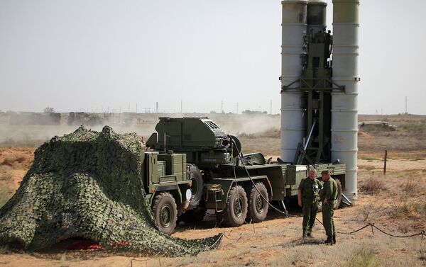 Preparing to fire an S-400 Triumf anti-aircraft missile at the Ashuluk proving grounds during an Aerospace Defence Forces tactical drill - Sputnik International