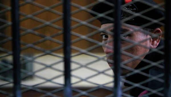 An Egyptian policeman guards the courtroom defendant's cage - Sputnik International