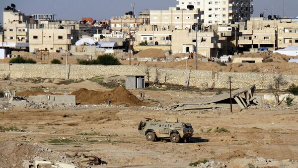 Egyptian army armored vehicle stands on the on the Egyptian side of border town of Rafah, north Sinai, Egypt - Sputnik International