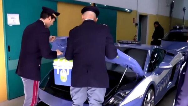 Italy: Police use Lamborghini sports car to transport organs in Milan - Sputnik International
