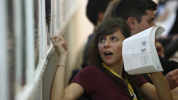 A counting staff member shows ballot papers to counting agents during the vote sorting in a referendum on spring hunting at the Vote Counting Complex in Naxxar, outside Valletta, April 12, 2015. - Sputnik International