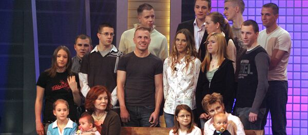 This photo taken on December 11, 2005 shows then 55-old Annegret Raunigk (1st row, 2ndL), posing with her youngest daugher Lelia (on her knees) and other children and grand-children in Cologne as guest in a German channel RTL show «2005! People, Photos, Emotions». File photo This photo taken on December 11, 2005 shows then 55-old Annegret Raunigk (1st row, 2ndL), posing with her youngest daugher Lelia (on her knees) and other children and grand-children in Cologne as guest in a German channel RTL show «2005! People, Photos, Emotions». File photo - Sputnik International