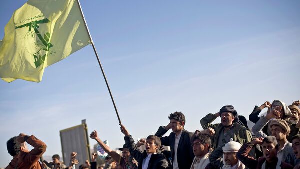 A Houthi Shiite Yemeni holding a flag of Hezbollah, center, chants slogans during a rally to show support for their comrades in Sanaa, Yemen - Sputnik International