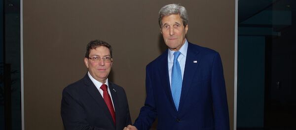 US Secretary of State John Kerry (R) shakes hands with Cuban Foreign Minister Bruno Rodr�guez in Panama City, Panama April 9, 2015 - Sputnik International