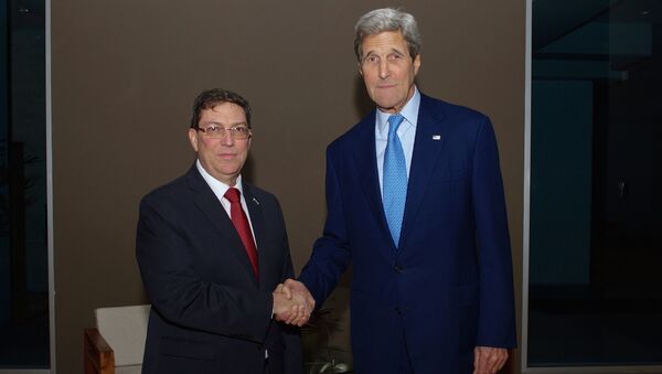 US Secretary of State John Kerry (R) shakes hands with Cuban Foreign Minister Bruno Rodr�guez in Panama City, Panama April 9, 2015 - Sputnik International