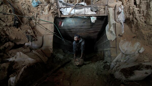 A Palestinian cleans a tunnel in Rafah, on the border between Egypt and the southern Gaza Strip - Sputnik International
