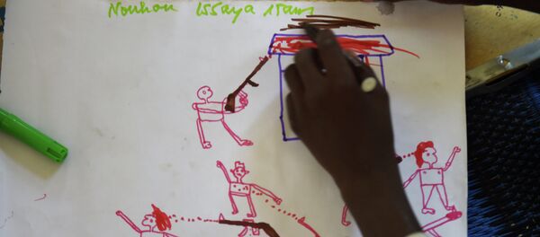 Young Nigerian refugees draw on April 6, 2015 during a therapy program managed by UNICEF in a refugee camp near Baga Sola - Sputnik International