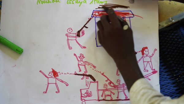Young Nigerian refugees draw on April 6, 2015 during a therapy program managed by UNICEF in a refugee camp near Baga Sola - Sputnik International