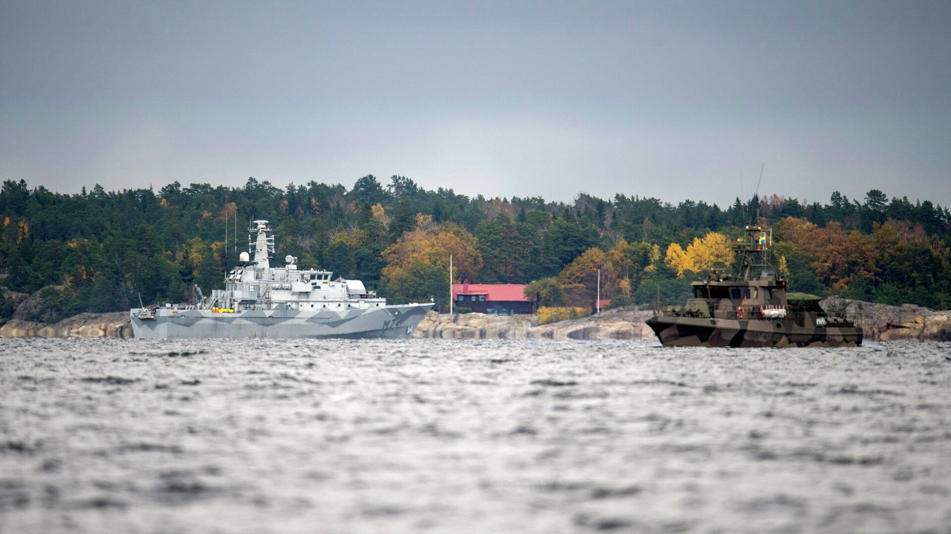 The Swedish minesweeper HMS Kullen, left, and a guard boat in Namdo Bay, Sweden,Tuesday, Oct. 21, 2014 on their fifth day of searching for a suspected foreign vessel in the Stockholm archipelago - Sputnik International, 1920, 15.09.2021