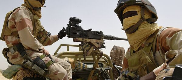 Nigerien army forces sit in the back of an armed pickup truck - Sputnik International