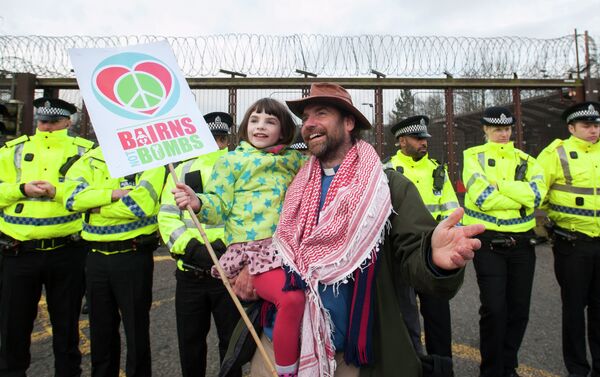 Protesters calling for an end to the Trident nuclear programme blockade the road in front of HM Naval Base Clyde in Faslane, Scotland, northeast of Glasgow, on April 13, 2015 the UK base for Trident - Sputnik International