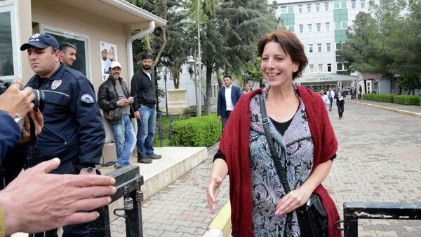 Dutch journalist Frederike Geerdink leaves the Diyarbakir courthouse on April 13, 2015 in the southeastern city of Diyarbakir. - Sputnik International
