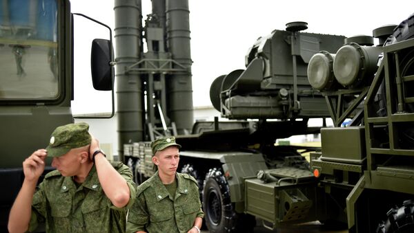 Russia's soldiers stand guard near Russia's air defence system S-400 - Sputnik International