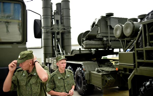 Russia's soldiers stand guard near Russia's air defence system S-400 - Sputnik International