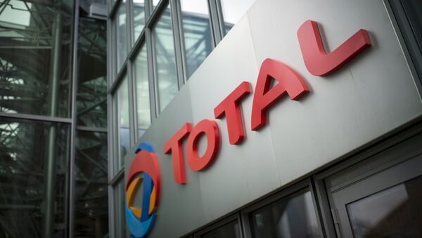 A picture shows the logo of French oil company headquarters Total, on October 21, 2014 in La Defense buisness district, near Paris - Sputnik International