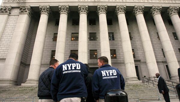 Members of the NYPD Counterterrorism unit talking outside the old federal courthouse in Manhattan. - Sputnik International