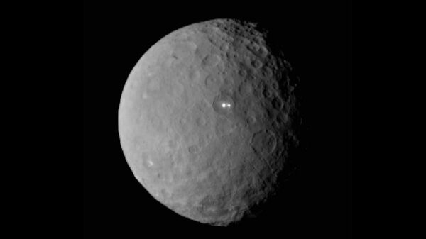 The mysterious flashes observed on the dwarf planet Ceres seem to have different origins, as revealed in new, closer photos taken by the Dawn spacecraft. - Sputnik International