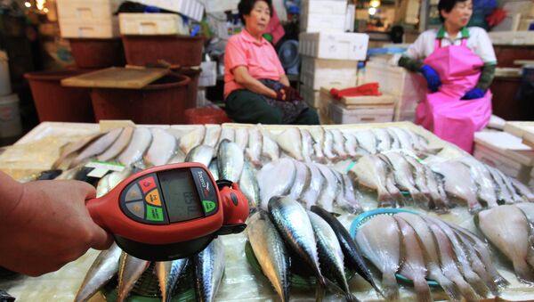 A worker using a Geiger counter checks for possible radioactive contamination at Noryangjin Fisheries Wholesale Market in Seoul, South Korea, Friday, Sept. 6, 2013 - Sputnik International