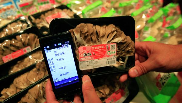 Tokyo market, a smartphone shows a list of types and amounts of radiation on a package of Maitake mushrooms which is part of a radiation sampling test - Sputnik International