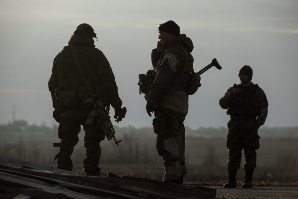 Ukrainian servicemen guard their position in the village of Shirokino near Mariupol, eastern Ukraine, Wednesday, Feb. 25, 2015 Ukrainian servicemen guard their position in the village of Shirokino near Mariupol, eastern Ukraine, Wednesday, Feb. 25, 2015 - Sputnik International