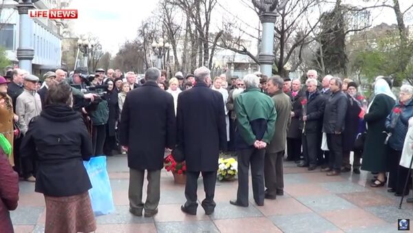 About a hundred people gathered in central Kiev on Tuesday, among them Ukrainian veterans of the Soviet Army, to protest the Ukrainian parliament's decision to recognize the wartime Nazi collaborationist Ukrainian Insurgent Army as freedom fighters, and to defend a local war monument, LifeNews has reported. - Sputnik International