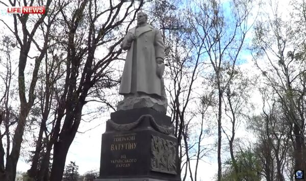 Protesters gathered at the monument to General Nikolai Vatutin, considered by both Soviet and Western military historians as one of the greatest commanders of the Second World War. Protesters gathered at the monument to General Nikolai Vatutin, considered by both Soviet and Western military historians as one of the greatest commanders of the Second World War. - Sputnik International