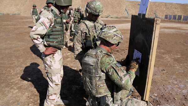 A U.S. soldier, right, helps Iraqi security forces improve shooting skills. - Sputnik International