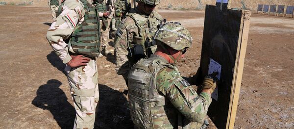 A U.S. soldier, right, helps Iraqi security forces improve shooting skills. A U.S. soldier, right, helps Iraqi security forces improve shooting skills. - Sputnik International