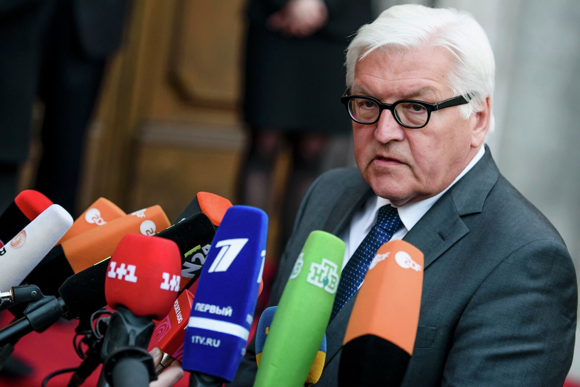 German Foreign Minister Frank-Walter Steinmeier speaks to journalists prior to a meeting of foreign ministers to examine the implementation of the Minsk peace accords  - Sputnik International, 1920, 10.04.2022