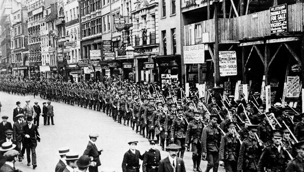 A London volunteer Infantry regiment parades through the streets of the city to encourage enlistment, Aug. 1914. - Sputnik International