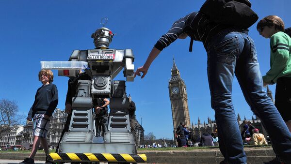 People look a mock killer robot in central London - Sputnik International