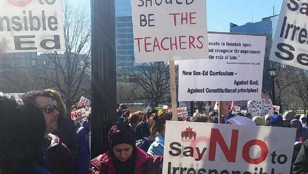 So far more than 500 people have gathered at Queen's Park in Toronto to protest Kathleen Wynne's sex-ed curriculum - Sputnik International