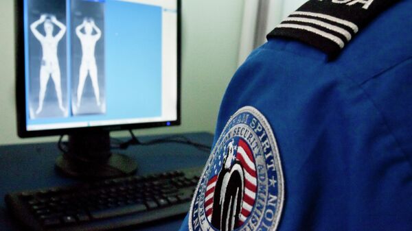 A TSA officer looks at a simulated image from a new backscatter X-ray machine - Sputnik International