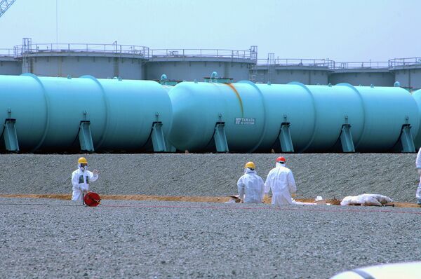 Workers at TEPCO's Fukushima Daiichi Nuclear Power Station work among underground water storage pools on 17 April 2013. Workers at TEPCO's Fukushima Daiichi Nuclear Power Station work among underground water storage pools on 17 April 2013. - Sputnik International